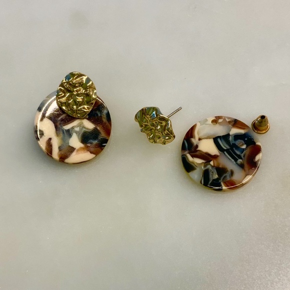 Golden and texture earrings - Picture 3 of 6